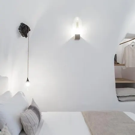 Cycladic Serenity With Private Dipping Pool In Oia (Santorini)