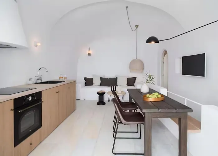 Cycladic Serenity With Private Hot Tub In * Oia (Santorini)