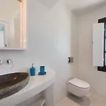 Cycladic Serenity With Private Hot Tub In Oia
